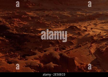 Fantastische marslandschaft in rostigen Orangetönen, Marsoberfläche, Wüste, Klippen, Sand. Fremde Landschaft. Roter Planet mars. Stockfoto