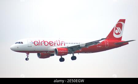 MÜNCHEN, DEUTSCHLAND - 11. OKTOBER 2015: Air Berlin Airbus A320 Passagierflugzeug Ankunft und Landung am Flughafen München Stockfoto