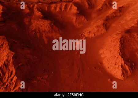 Fantastische marslandschaft in rostigen Orangetönen, Marsoberfläche, Wüste, Klippen, Sand. Fremde Landschaft. Roter Planet mars. Stockfoto