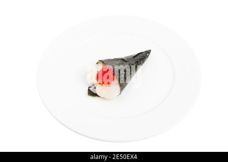 Temaki mit frischem Jakobsmuschel und rotem Kaviar. Isoliert auf weißem Hintergrund. Nahaufnahme. Stockfoto