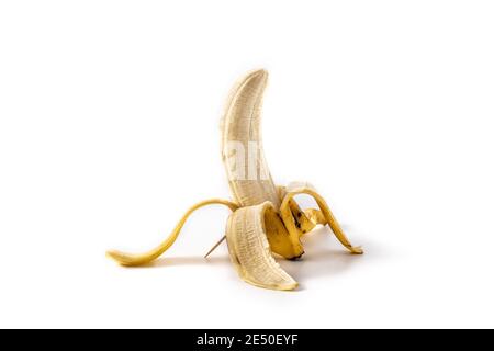 Die Hälfte geschälte Banane auf weißem Hintergrund Stockfoto