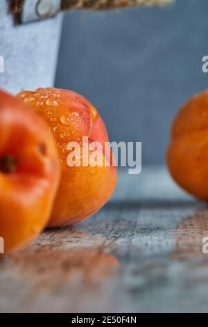 Köstliche saftige reife Nektarinen auf Marmor Hintergrund. Nahaufnahme Stockfoto