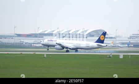 MÜNCHEN, 11. OKTOBER 2015: Lufthansa Airbus A320-211beim Anflug auf die Nordbahn des Münchner Flughafens MUC EDDM Stockfoto