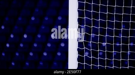 Der Fußballplatz Blick durch weiße quadratische Tor Netz. Fußball Sport Hintergrund. Blauer Hintergrund Stockfoto