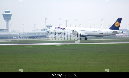 MÜNCHEN, 11. OKTOBER 2015: Lufthansa Airbus A320-211beim Anflug auf die Nordbahn des Münchner Flughafens MUC EDDM Stockfoto