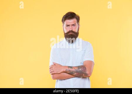 Haar-und Bartpflege. Bärtige Koch in weißem Hemd. Brutal kaukasischen Hipster mit Schnurrbart. Zuversichtlich und gut aussehend brutalen Mann. Charismatischen Kerl suchen ernst. Männlich Barbier Mode. Stockfoto
