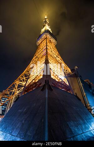 Symmetrische Weitwinkelansicht des Tokyo Tower bei Nacht Wie von unten gesehen Stockfoto