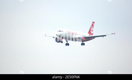 MÜNCHEN, DEUTSCHLAND - 11. OKTOBER 2015: Air Berlin Airbus A320 Passagierflugzeug Ankunft und Landung am Flughafen München Stockfoto