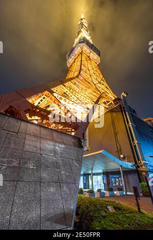 Weitwinkelansicht des Tokyo Tower bei Nacht als Von unten gesehen Stockfoto