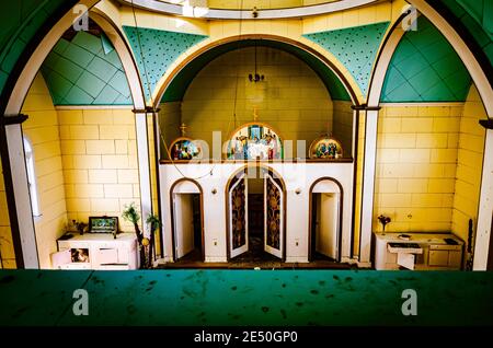 Hochwinkelaufnahme des Altars einer Kirche mit Gelbe und grüne Wände Stockfoto