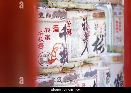 Nahaufnahme eines Stapels von Votivsake-Fass-Opfergaben In Itsukushima Schrein in Miyajima Stockfoto