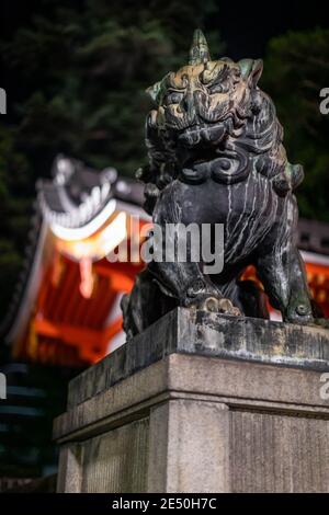 Nahaufnahme der Statue eines japanischen Löwen in Vor einem Tempel in der Nacht Stockfoto