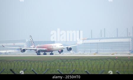 MÜNCHEN, 11. OKTOBER 2015: Etihad Airways Airbus A340 nimmt am Flughafen ab Stockfoto