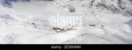 Panorama-Luftaufnahme des Restaurants Sonnalpin im schweren Schnee darunter Zugspitze Top of Germany Stockfoto