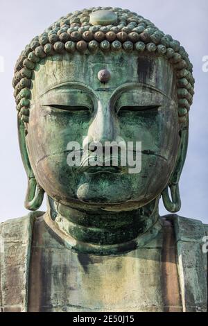 Symmetrische Nahaufnahme des Kopfes einer riesigen Bronze buddha-Statue Stockfoto