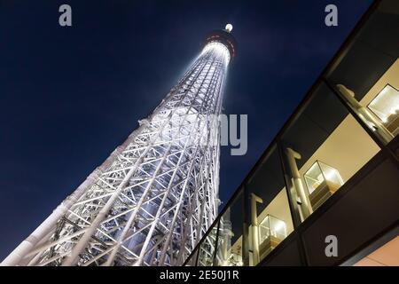 Weitwinkelansicht von unten auf den Tokyo Sky Tree Aussichtsturm bei Nacht Stockfoto