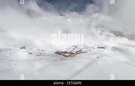 Luftaufnahme des Sonnalpin-Stationsrestaurants bei starkem Schnee Unter Zugspitze Top of Germany Stockfoto