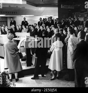 Demonstration des Rechners IBM 1440 Data Processing System auf der IBM Business Show im New York Coliseum, April 1963. (USA) Stockfoto