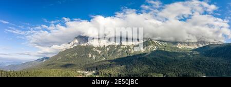 Panorama-Luftaufnahme der Zugspitze schwerer Nebel am Eibsee See in Deutschland Stockfoto