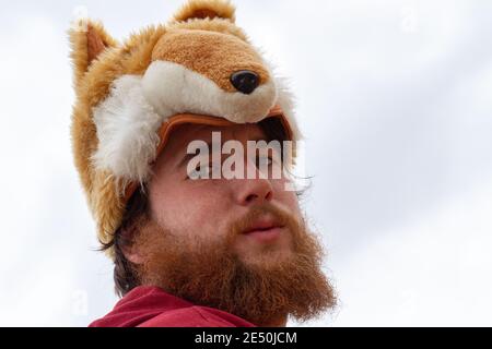 Ingwer bärtiger Mann trägt einen niedlichen pelzigen Fuchs Hut Stockfoto