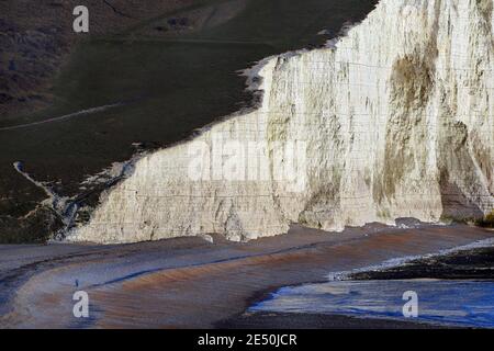 Einsamer Spaziergang am Strand in der Nähe großer Klippen in Seven Sisters während des Lockdowns, East Sussex, England, Großbritannien Stockfoto