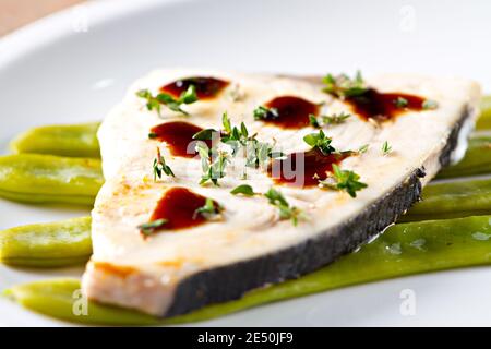 Gegrillter Schwertfisch mit gemischtem Gemüse. Hochwertige Fotos. Stockfoto