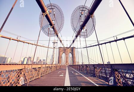 Weitwinkelbild der Brooklyn Bridge am Morgen, Farbtonung angewendet, New York City, USA. Stockfoto
