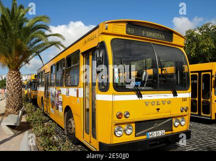 Funchal, Madeira, Portugal - September 2017: Volvo Bus in der gelben Farbgebung des öffentlichen Nahverkehrs der Insel. Stockfoto