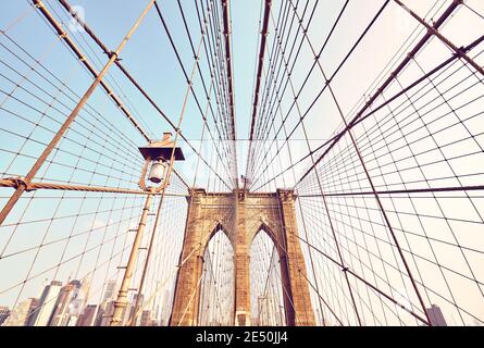 Weitwinkelbild der Brooklyn Bridge am Morgen, Farbtonung angewendet, New York City, USA. Stockfoto