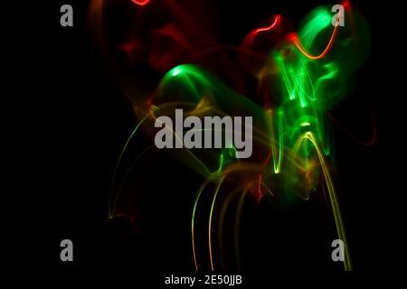 Lange Belichtung bunte Lichter abstrakte Textur Hintergrund. Bunte Lichter Zeichnung Muster auf schwarzem Hintergrund. Farbige Tapete. Stockfoto