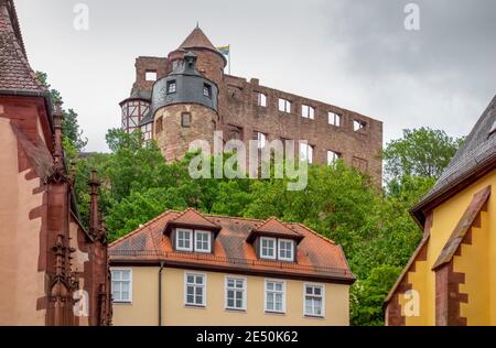 Blick auf Wertheim am Main mit Schloss Wertheim Im Sommer in Süddeutschland Stockfoto