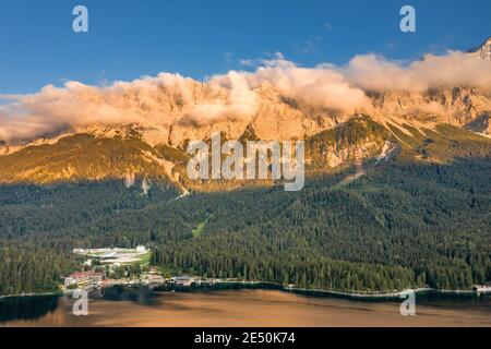 Luftdrohnenaufnahme von Alpenglow mit Nebel auf Zugspitze by Eibsee in Deutschland Stockfoto