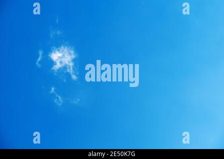 Nur Wolke im blauen Himmel Hintergrund, Cloudscape, Cumulus Cloud, Copy Space, Stockfoto