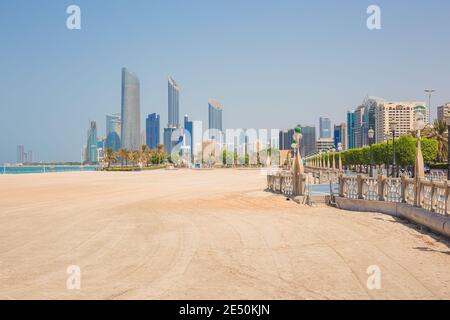 Ein leerer Blick ohne Menschen auf Corniche Beach und Promenade mit Stadtbild von Abu Dhabi, VAE. Stockfoto
