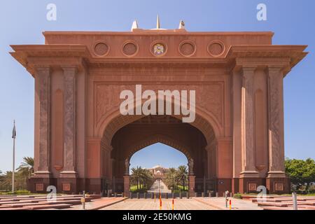 Abu Dhabi, VAE - 6. Oktober 2017: Das Eingangstor zum 5-Sterne-Luxushotel Emirates Palace an einem klaren, sonnigen Tag in Abu Dhabi, VAE. Stockfoto