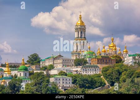 Blick auf Kiew Pechersk Lavra, Great Lavra Belltower und verwandte Klostergebäude, Kiew. Ukraine Stockfoto