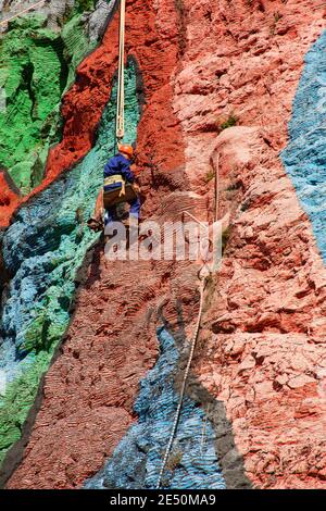 Arbeiter hängen an Seilen, Wiederherstellung der Lackierung von Mural de la Prehistoria, Prehistoric Wall, von Leovigildo Gonzalez, Vinales Valley, Pinar del Rio, C. Stockfoto