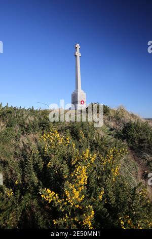 Turnberry, Ayrshire, Schottland, Großbritannien. Turnberry war Memorial EIN doppeltes keltisches Kreuz errichtet von den Menschen der Kirkoswald Parish in 1923 zu Ehren der Flieger stationiert Turnberry Air Field, die während des Ersten Weltkriegs starb. Im November 1990 wurden vier Abschnitte . an die Basis des Denkmals mit den Namen derer, die in Turnberry während des Zweiten Weltkriegs starb hinzugefügt. Blick vom 12. Grün auf die Gedenkstätte Stockfoto