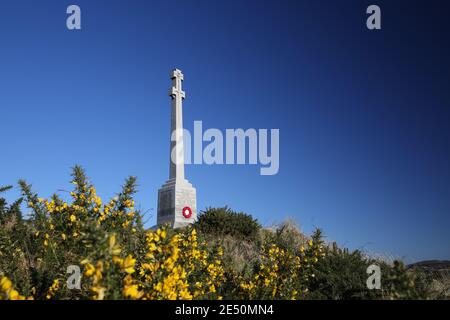 Turnberry, Ayrshire, Schottland, Großbritannien. Turnberry war Memorial EIN doppeltes keltisches Kreuz errichtet von den Menschen der Kirkoswald Parish in 1923 zu Ehren der Flieger stationiert Turnberry Air Field, die während des Ersten Weltkriegs starb. Im November 1990 wurden vier Abschnitte . an die Basis des Denkmals mit den Namen derer, die in Turnberry während des Zweiten Weltkriegs starb hinzugefügt. Blick vom 12. Grün auf die Gedenkstätte Stockfoto