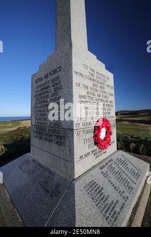 Turnberry, Ayrshire, Schottland, Großbritannien. Turnberry war Memorial EIN doppeltes keltisches Kreuz errichtet von den Menschen der Kirkoswald Parish in 1923 zu Ehren der Flieger stationiert Turnberry Air Field, die während des Ersten Weltkriegs starb. Im November 1990 wurden vier Abschnitte . an die Basis des Denkmals mit den Namen derer, die in Turnberry während des Zweiten Weltkriegs starb hinzugefügt. Blick vom 12. Grün auf die Gedenkstätte Stockfoto