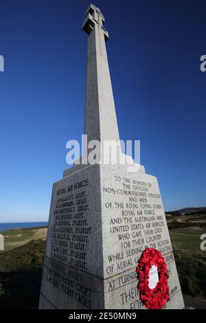 Turnberry, Ayrshire, Schottland, Großbritannien. Turnberry war Memorial EIN doppeltes keltisches Kreuz errichtet von den Menschen der Kirkoswald Parish in 1923 zu Ehren der Flieger stationiert Turnberry Air Field, die während des Ersten Weltkriegs starb. Im November 1990 wurden vier Abschnitte . an die Basis des Denkmals mit den Namen derer, die in Turnberry während des Zweiten Weltkriegs starb hinzugefügt. Blick vom 12. Grün auf die Gedenkstätte Stockfoto