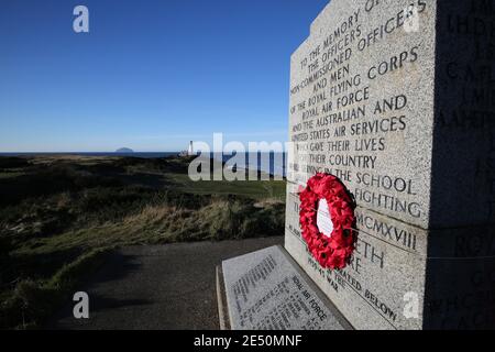 Turnberry, Ayrshire, Schottland, Großbritannien. Turnberry war Memorial EIN doppeltes keltisches Kreuz errichtet von den Menschen der Kirkoswald Parish in 1923 zu Ehren der Flieger stationiert Turnberry Air Field, die während des Ersten Weltkriegs starb. Im November 1990 wurden vier Abschnitte . an die Basis des Denkmals mit den Namen derer, die in Turnberry während des Zweiten Weltkriegs starb hinzugefügt. Blick vom Kriegsdenkmal auf den ikonischen Leuchtturm und Ailsa Craig Stockfoto