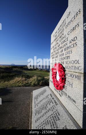 Turnberry, Ayrshire, Schottland, Großbritannien. Turnberry war Memorial EIN doppeltes keltisches Kreuz errichtet von den Menschen der Kirkoswald Parish in 1923 zu Ehren der Flieger stationiert Turnberry Air Field, die während des Ersten Weltkriegs starb. Im November 1990 wurden vier Abschnitte . an die Basis des Denkmals mit den Namen derer, die in Turnberry während des Zweiten Weltkriegs starb hinzugefügt. Blick vom Kriegsdenkmal auf den ikonischen Leuchtturm und Ailsa Craig Stockfoto