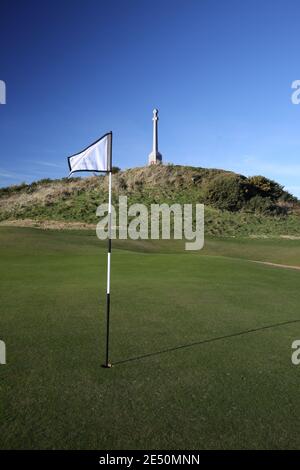 Turnberry, Ayrshire, Schottland, Großbritannien. Turnberry war Memorial EIN doppeltes keltisches Kreuz errichtet von den Menschen der Kirkoswald Parish in 1923 zu Ehren der Flieger stationiert Turnberry Air Field, die während des Ersten Weltkriegs starb. Im November 1990 wurden vier Abschnitte an die Basis des Denkmals mit den Namen derer, die in Turnberry während des Zweiten Weltkriegs gestorben sind, hinzugefügt. Blick vom 12. Grün auf die Gedenkstätte Stockfoto