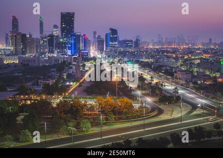 Eine einzigartige und andere Perspektive eines nächtlichen Stadtbildes erhöhte Sicht auf Zayed die erste St. in Richtung Skyline und Geschäftsviertel von Abu Dhabi, Stockfoto