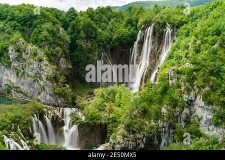 Weitaufnahme des veliki Slap Wasserfalls bei plitvice Seen Nationalpark in kroatien - veliki Slap ist der höchste Wasserfall im Park Stockfoto