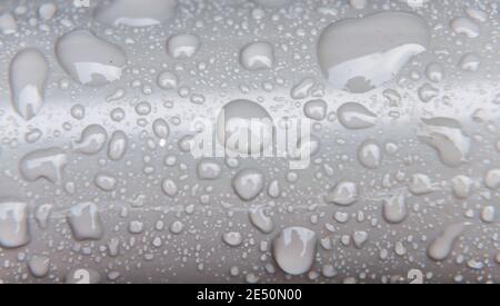 Wassertropfen auf, abstrakte Wassertropfen auf Kunststoffrohr Stockfoto