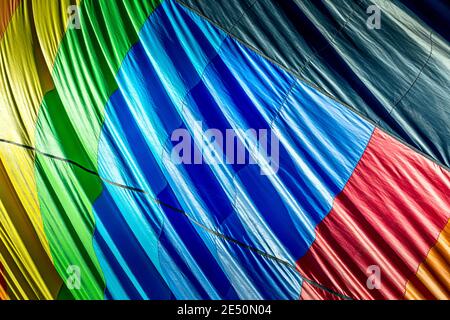 Bunte Außenseite eines entlüftenden Heißluftballons Stockfoto
