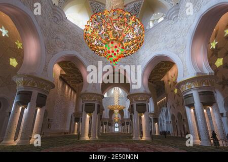 Abu Dhabi, VAE - 7. Oktober 2017: Extravagantes und dekoratives arabeskes Interieur des Hauptgebetssaals der Scheich-Zayed-Moschee Stockfoto
