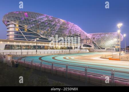 Abu Dhabi, VAE - 8. Oktober 2017: W Abu Dhabi - Yas Island, foomerly das Yas Viceroy Hotel ist ein 5-Sterne-Hotel, das über dem F1 Yas Marina Circuit auf Ya gebaut wurde Stockfoto